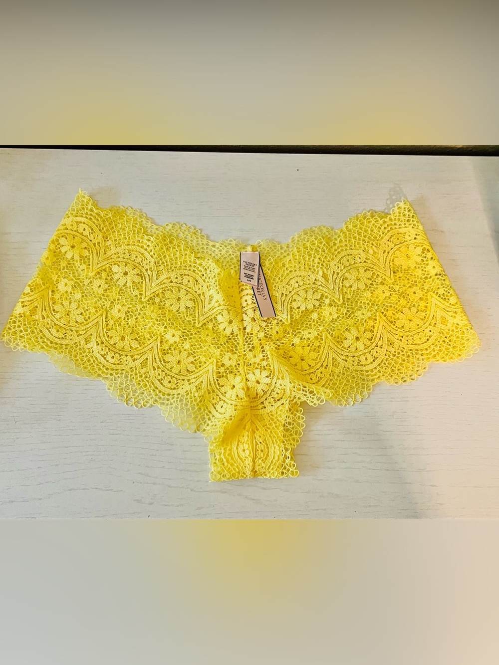 Victoria's Secret Yellow Lace Boyshorts- size Large NWT